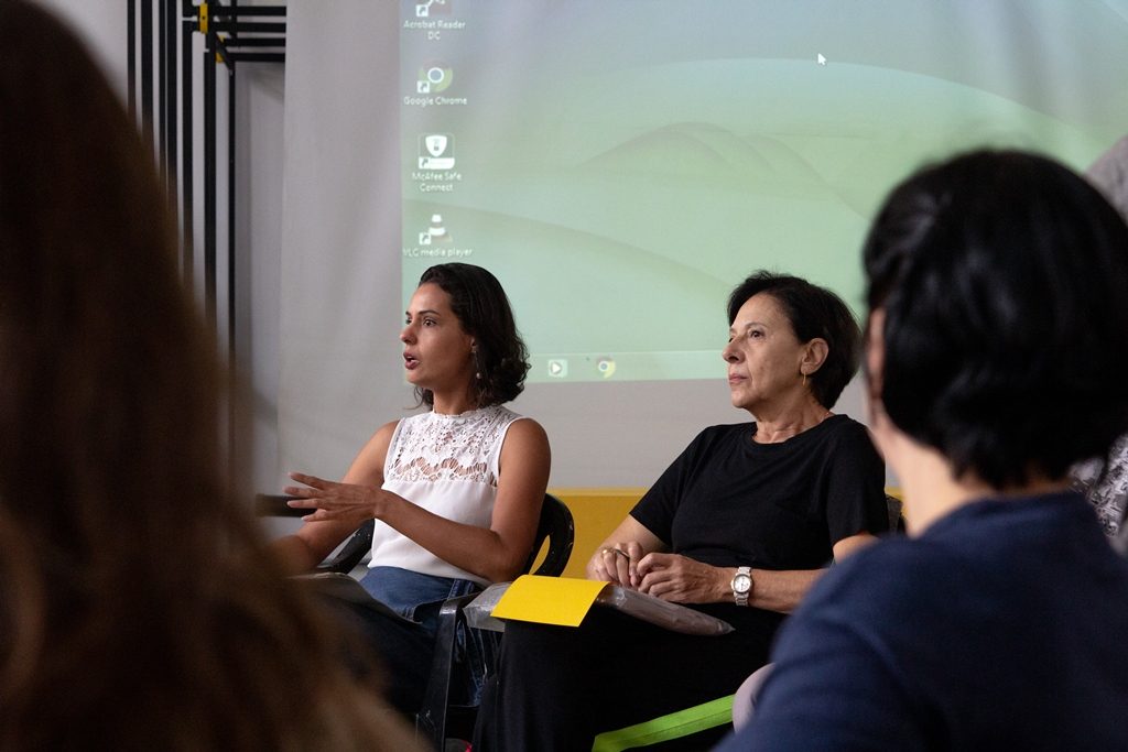 A representante da Pró-Reitoria de Ensino e Coordenadora de Graduação, Maria de Fátima Luz, e a prof. Patrícia Pinheiro, coordenadora do curso de Artes Visuais